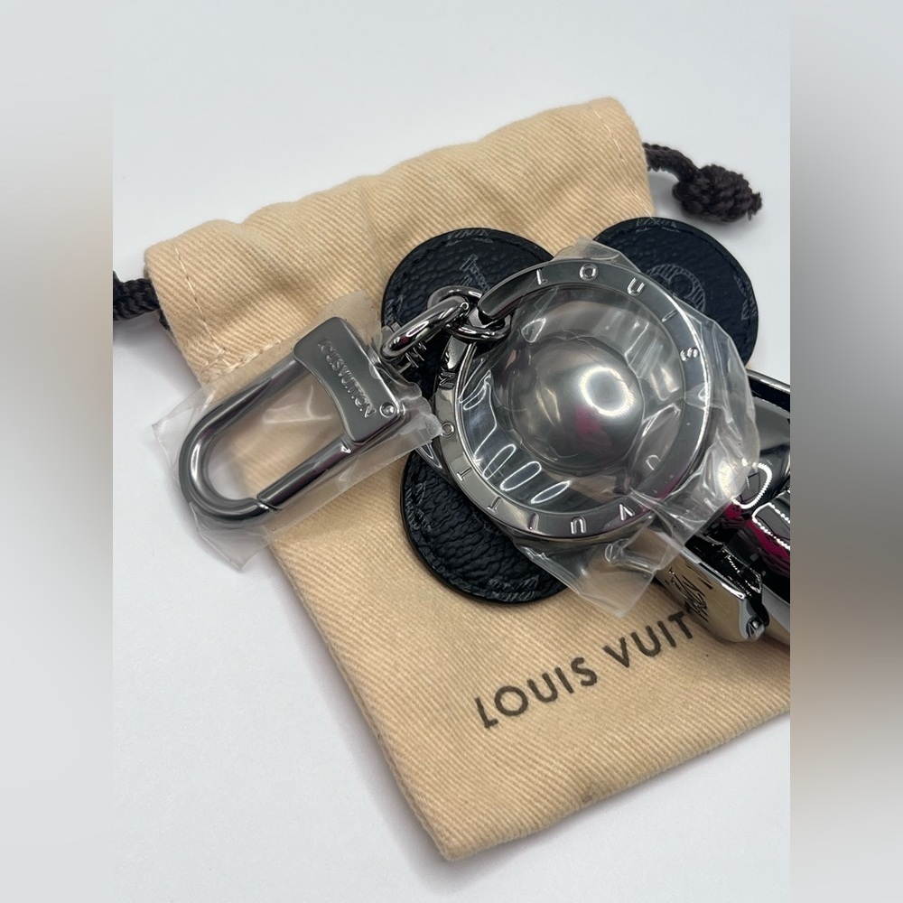 LOUIS VUITTON Monogram Eclipse Vivienne Keychain Bag Charm Holder Spaceman Grey - Picture 9 of 16
